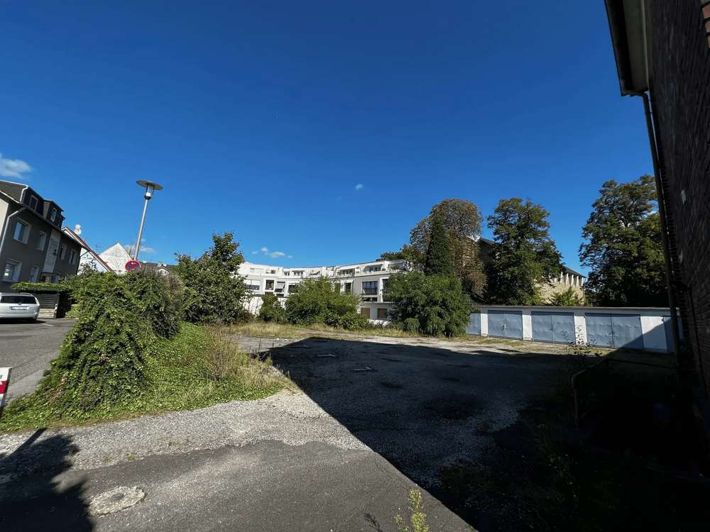 Baugrundstück & Garagen